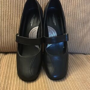 Reaction Kenneth Cole Black Heels Classic Design